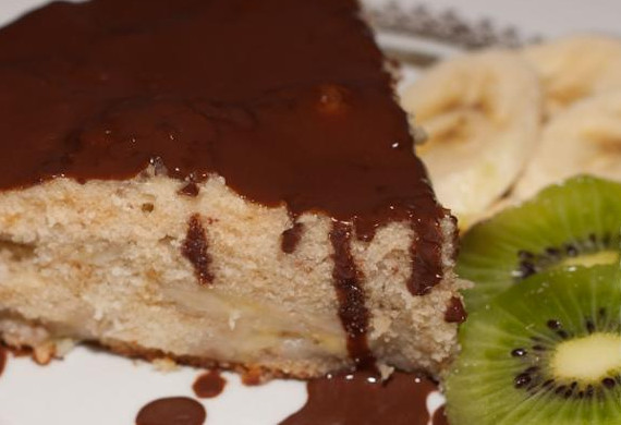 Банановый пирог под шоколадным соусом