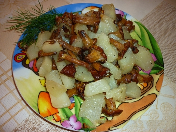 Жареная картошка с лисичками в мультиварке