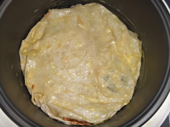 Пирог из лаваша с сыром и маслинами в мультиварке