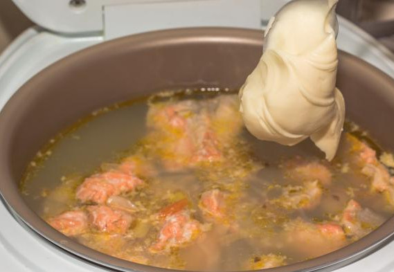 Сливочный суп с лососем в мультиварке9