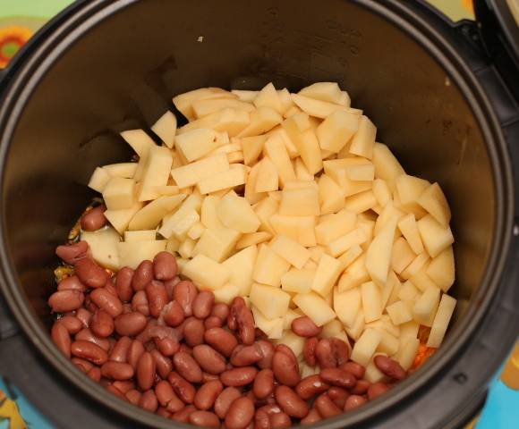 Тушеная фасоль с картофелем в мультиварке